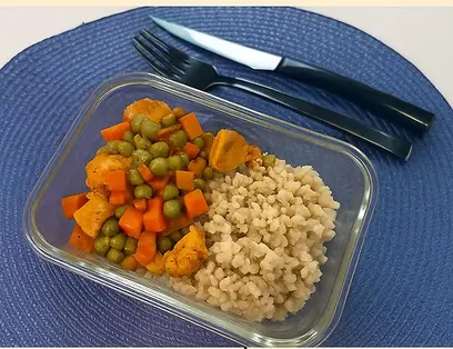 Tanier s kuracím mäsom, mrkvou, hráškom a nutričnými informáciami